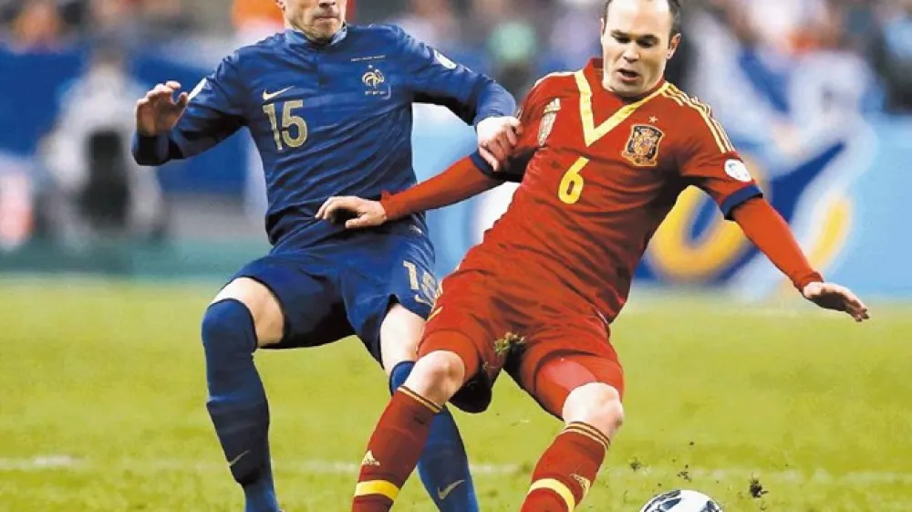 Francoz Christophe Jallet in &Scaron;panec Andres Iniesta v borbi za žogo.