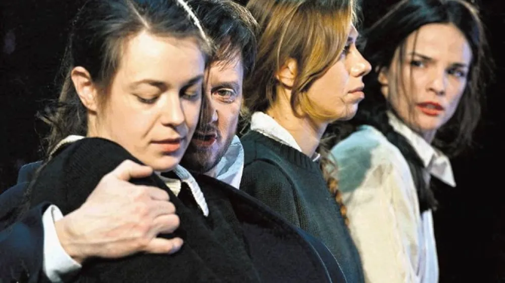 V novi postavitvi znamenite drame A. P. Čehova daje režiser Janusz Kica v polni meri zaživeti besedilu in igralcem; tudi vsaka izmed treh sester ima povsem svojski akcent.