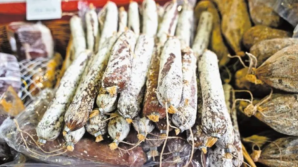 Mojstri pojasnjujejo, da morajo v salamah prevladovati osnovne začimbe &ndash; sol, poper in česen. Pri tem soli ne sme biti preveč, ker sicer meso ne pride do izraza.