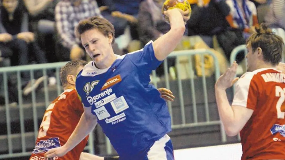 Jure Dolenec (z žogo) in soigralci so včeraj &scaron;e drugič zapored klonili proti Islandiji.