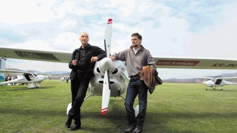 Ivo Boscarol in Matevž Lenarčič pred Pipistrelovim ultralahkim letalom Virus SW, s katerim se bo Lenarčič odpravil na prelet severnega tečaja.