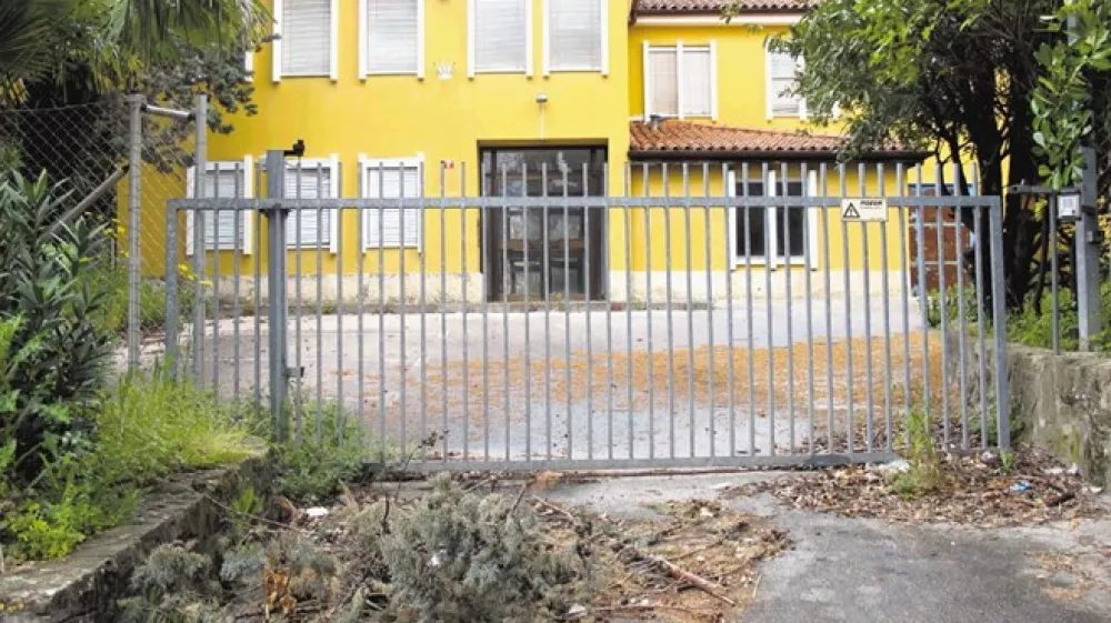 Nekdanja policijska postaja v Portorožu bo zaradi mencanja piranske občine &scaron;e nekaj časa žalostno propadala.