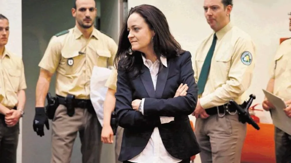 Beate Zsch&auml;pe, članica teroristične organizacije Nationalsozialistischer Untergrund,  v veliki dvorani sodi&scaron;ča v M&uuml;nchnu