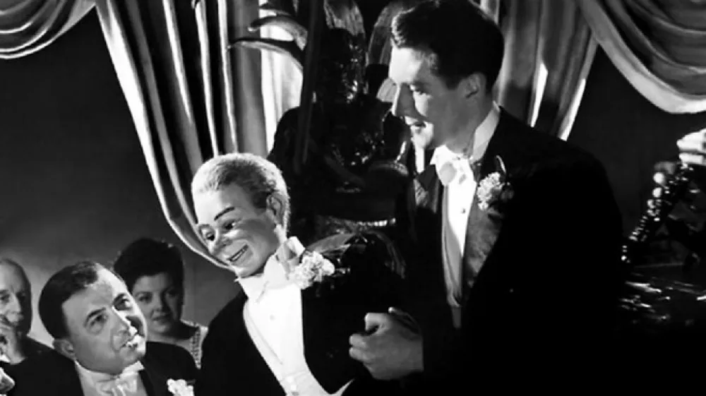 Prizor iz angle&scaron;kega filmskega omnibusa, srhljivke Pozno ponoči (1945), s katero se je pred 50 leti začel program dvorane Jugoslovanske kinoteke v Ljubljani. S projekcijo tega filma bo Slovenska kinoteka tudi počastila jubilej kinotečne dejavnosti v Ljubljani.