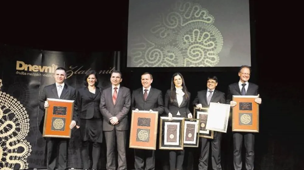 Najbolj&scaron;i Zlate niti 2012: Marko Lotrič, direktor podjetja Lotrič, Suzana Rankov, odgovorna urednica Dnevnika, Janko Veber, predsednik državnega zbora, Jasna Mihelj Coustaury, svetovalka direktorja v podjetju Aviat, Andrej Božič, generalni direktor Steklarne Hrastnik, in Janez &Scaron;krabec, direktor podjetja Riko