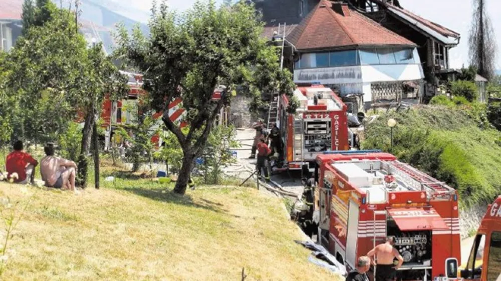 Stečajni upravitelj podjetja Spektra Jamex Boris Kastivnik je zaradi predlanskega požara ustavil prodajo zgradbe v Prekorjih, ker je v celoti uničena. Zavarovalnica je bila pripravljena izplačati od&scaron;kodnino, a se z njeno vi&scaron;ino ni strinjal, zato je sprožil pravdni postopek.