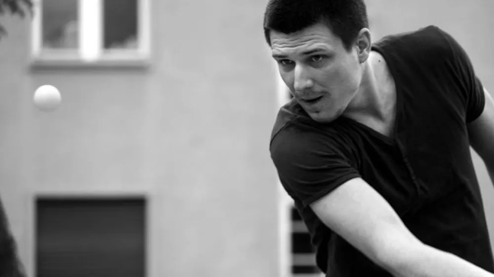 Iztok Vrenčur je s svojim prvencem Odrekanje svetlobi vzpostavil avtorsko zaznamovan svet, ki se spogleduje s fantastiko, absurdom in grotesko.