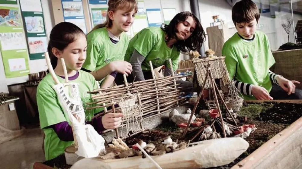 Osnovno&scaron;olci so razstavo o koli&scaron;čarjih začeli snovati oktobra, medtem ko so jo v prostorih kavarne ljubljanskega Mestnega muzeja postavili v treh dneh.