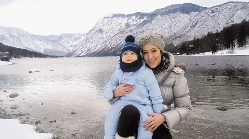 Ana s sinom ob Bohinjskem jezeru