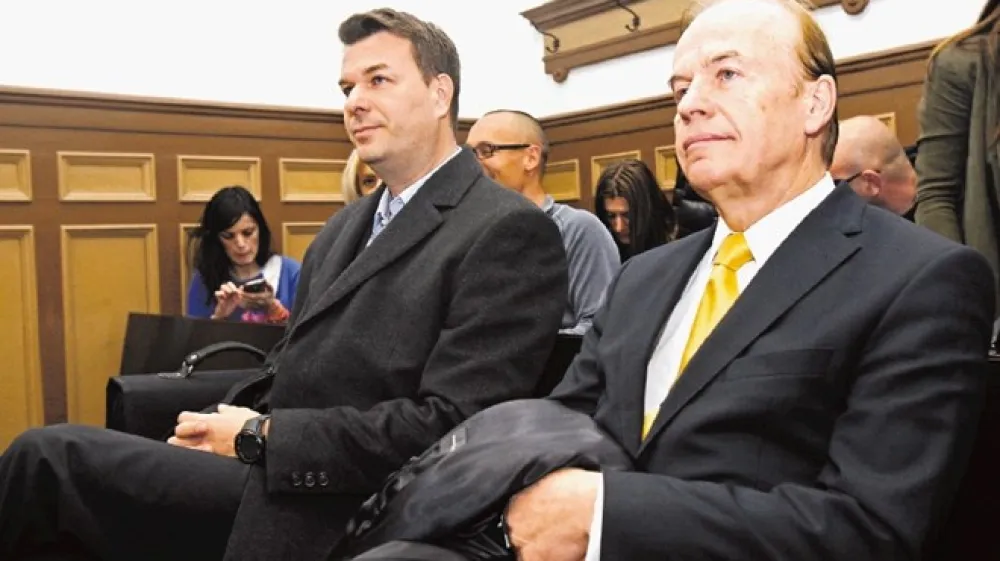 Andrej Oblak (levo) in Jože Anderlič včeraj na zatožni klopi