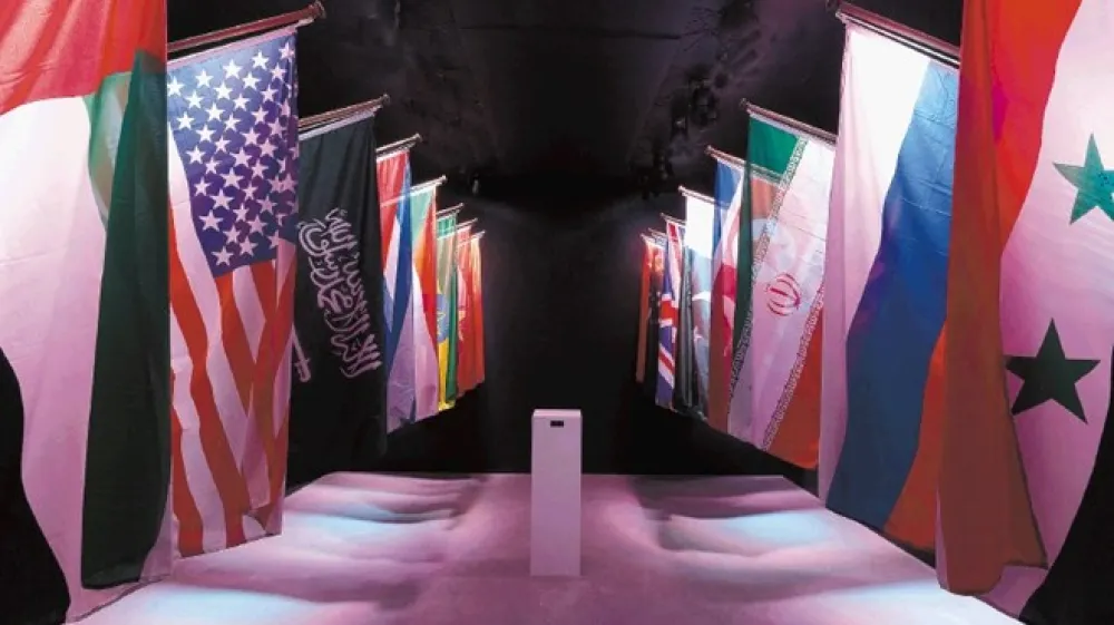 Instalacijo Constanta Dullaarta v projektnem prostoru Aksiome tvori devetnajst zastav držav, razgla&scaron;enih za &raquo;sovražnice interneta&laquo;, ki pa opominjajo predvsem na to, da smo spletnemu nadzoru podvrženi vsi.