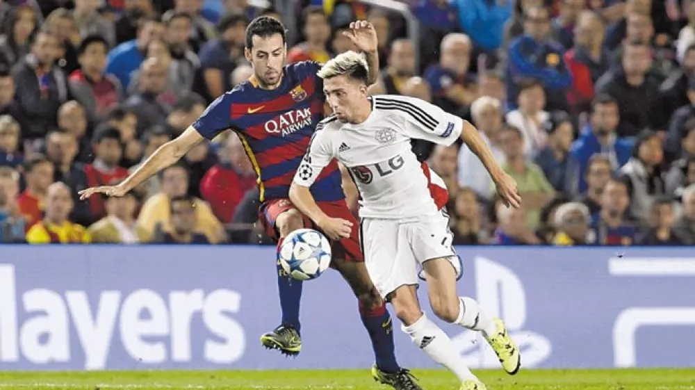 Kevin Kampl (v belem) je z Bayerjem &scaron;e v 79. minuti proti Barceloni na Camp Nouu vodil z 1:0, nato pa prejel dva zadetka in ostal praznih rok.