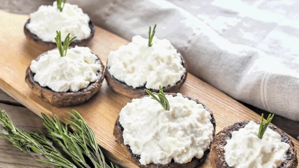 Pečeni &scaron;ampinjoni, nadevani s skuto in okra&scaron;eni z rožmarinom