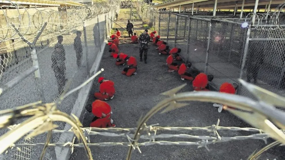 Na fotografiji iz  januarja 2002 je večina od prvih dvajsetih zapornikov, ki so jih pripeljali  v Guantanamo. Zaprli so jih v tabori&scaron;če X-Ray, ki ne dela več, a mora ostati nedotaknjeno kot dokaz v  morebitnih tožbah proti ZDA.