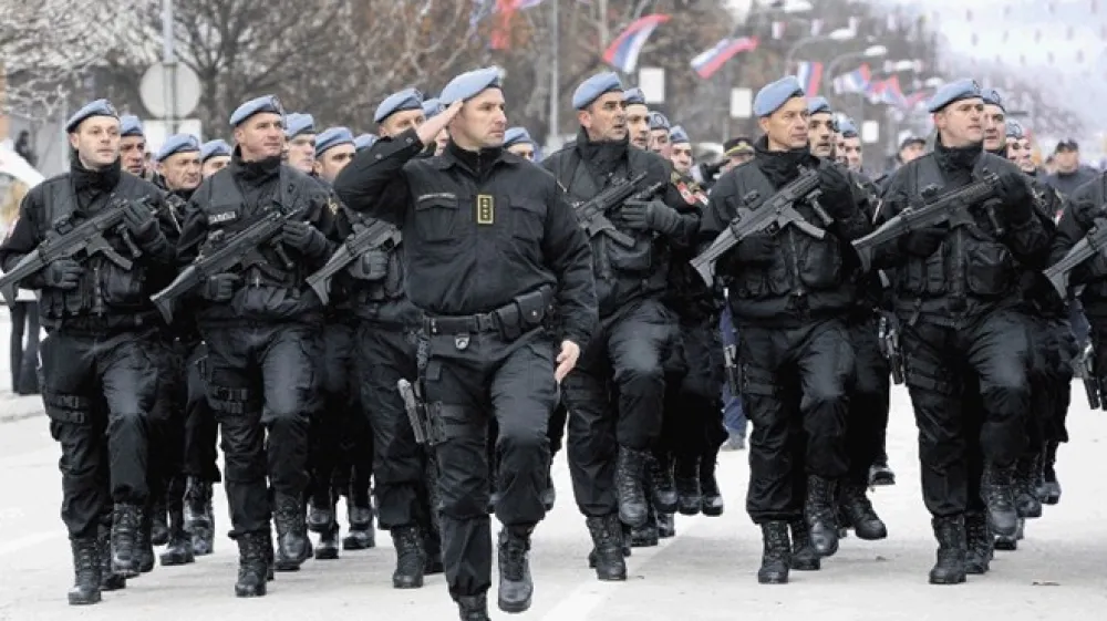 Pripadniki posebnih policijskih enot Republike Srbske paradirajo po Banjaluki med spornim praznikom entitete.