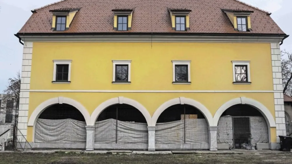 Napol obnovljena pristava gradu Kodeljevo zaradi zapletov z denacionalizacijo že sedem let sameva. Če bo Univerza v Ljubljani privolila v 80-odstotno sofinanciranje, se bo v objekt vselila fakulteta za &scaron;port.