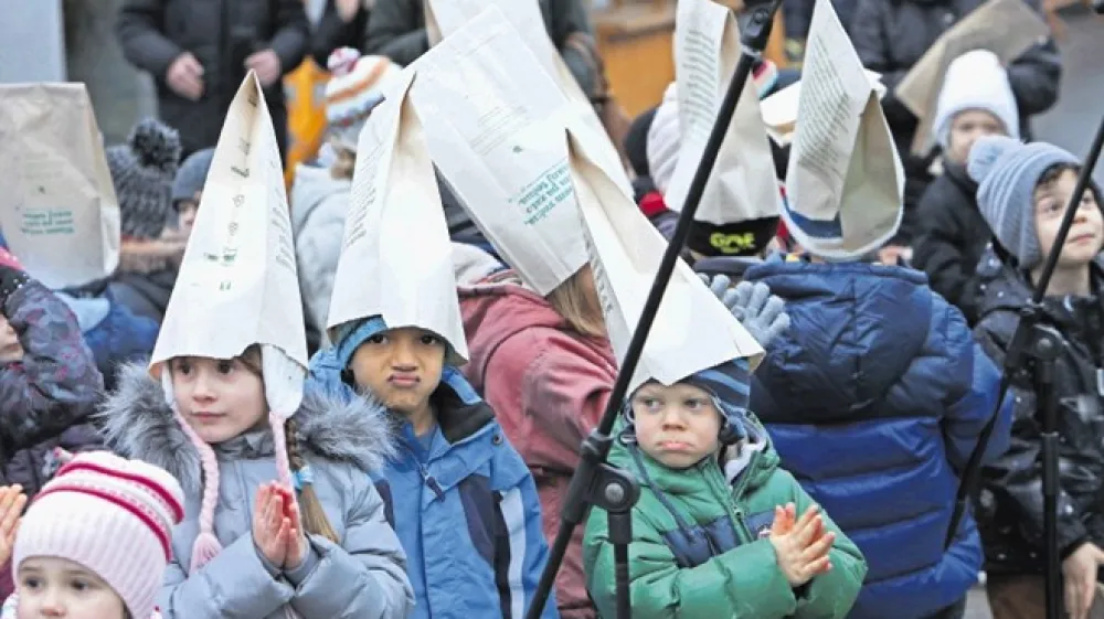 Ker plastične vrečke potrebujejo do tisoč let za popolno razgradnjo, njihova proizvodnja in odstranjevanje  pa obremenjujeta okolje, EU od držav članic zahteva omejevanje njihove uporabe do leta 2019.