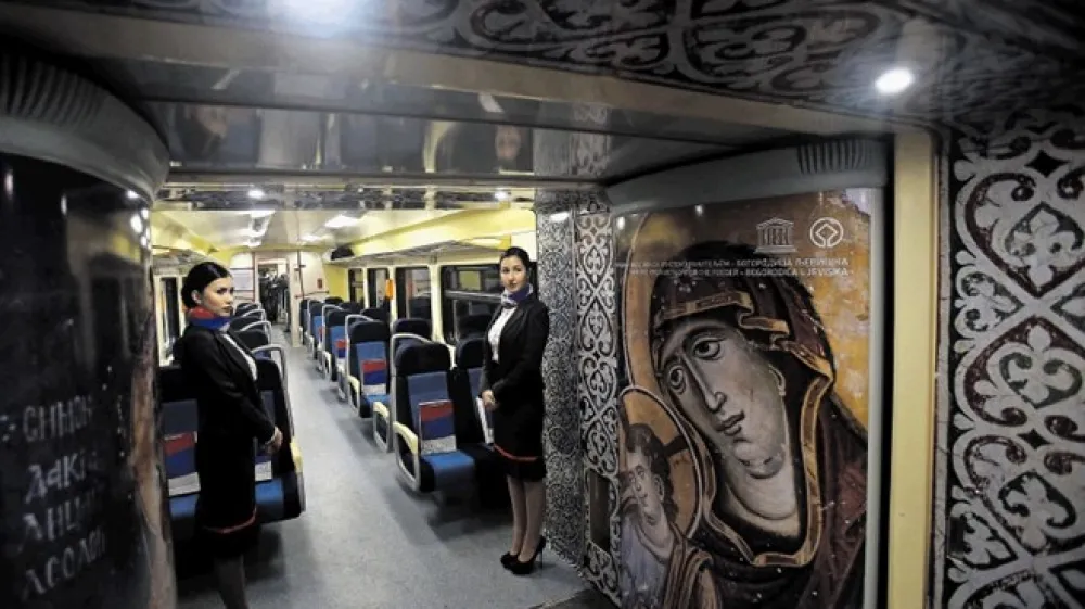 Vlak, ki je peljal proti Kosovski Mitrovici, je bil od znotraj poslikan s podobami iz srbskih samostanov na Kosovu, ki so del Unescove dedi&scaron;čine in po mnenju Srbov ogroženi.