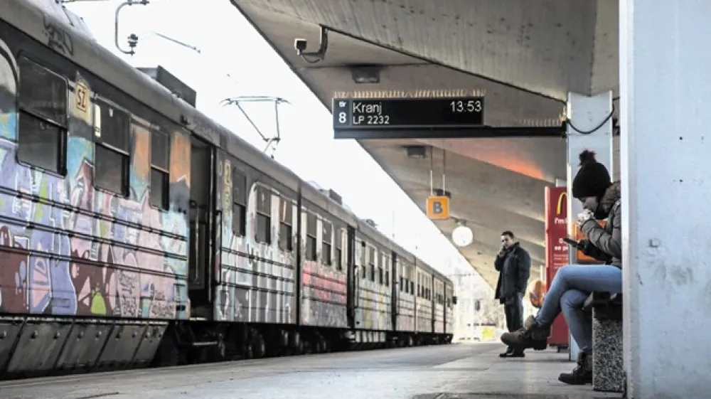 Slovenske železnice  prometnikom ne bodo več izplačevala posebnega nadomestila, ker jim narava dela ne omogoča neprekinjenega odmora za malico. Prometniki so  nestrinjanje  izrazili z ustavitvijo javnega prometa.