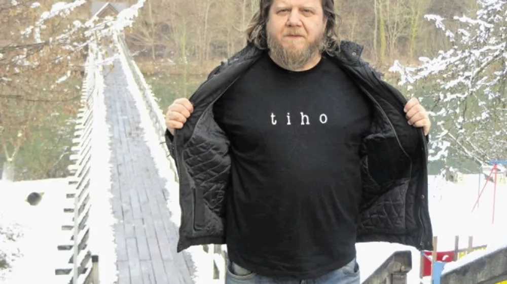 Tokac je nemiren duh, vendar je tip na mestu, za profesionalnega rokenrolerja precej nakuliran in z jasno vizijo, dobro ve, kaj hoče.