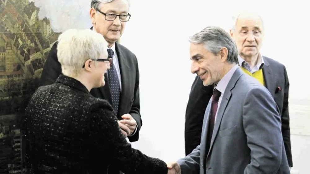 Gr&scaron;ki veleposlanik v Sloveniji Nikolas Protonotarios se je predsednici humanitarne organizacije Adra Slovenija Maji Ahac zahvalil za pomoč beguncem v Grčiji.