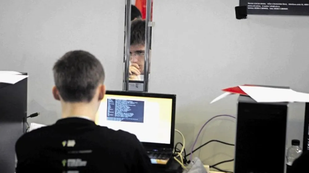 Vpra&scaron;anje je, kako naj na osnovnih &scaron;olah gredo v korak z drvečo informacijsko tehnologijo, da bo pouk življenjski in v skladu z zahtevami časa, hkrati pa v skladu z razvojnimi  potrebami otrok.