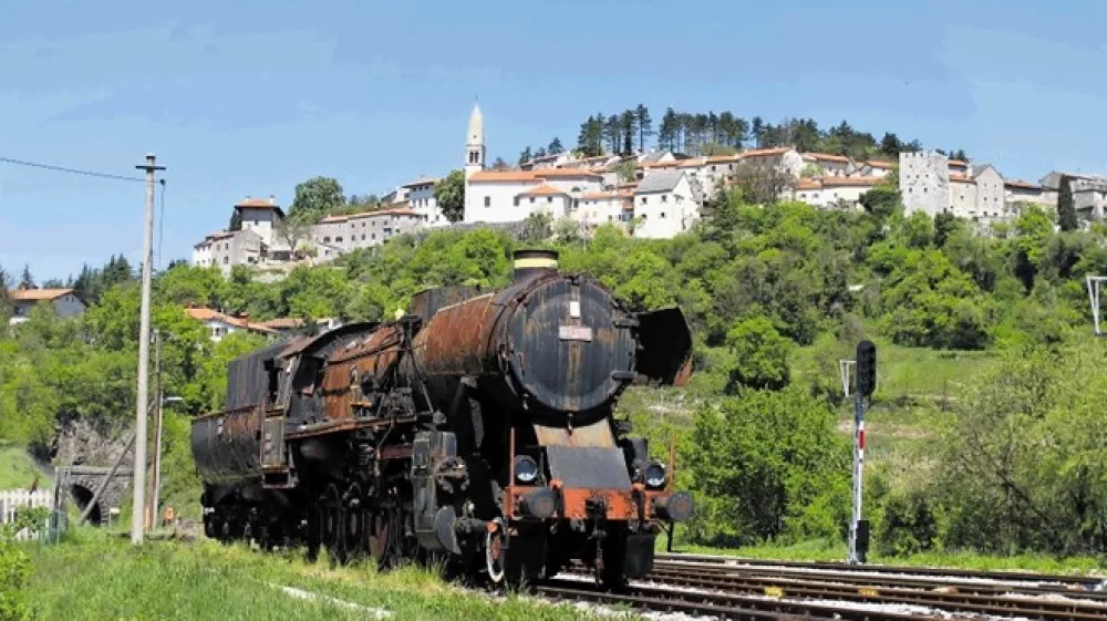 Prvo železni&scaron;ko povezavo s parnimi lokomotivami so leta 1830 odprli med Liverpoolom in Manchestrom, v na&scaron;e kraje pa je prvič zapeljala leta 1846, ko so dokončali povezavo med Gradcem in Celjem.
