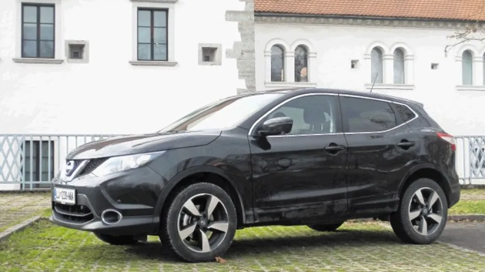 Nissan qashqai (zgoraj) in suzuki SX4 S-cross