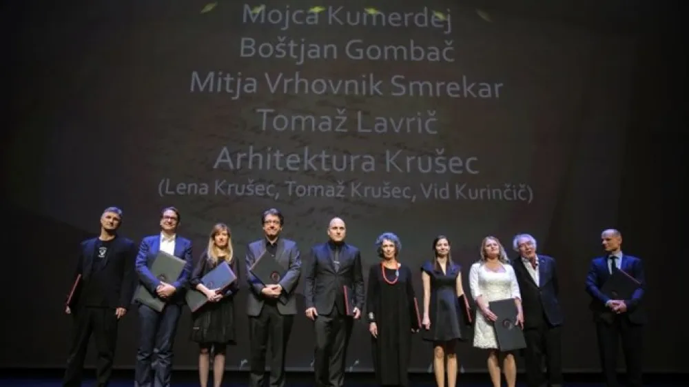 Robert Botteri, ki je prevzel nagrado v imenu Tomaža Lavriča, arhitekta Tomaž in Lena Kru&scaron;ec, skladatelj Mitja Vrhovnik Smrekar, glasbenik Bo&scaron;tjan Gombač, slikarka Metka Kra&scaron;ovec, skladateljica Nina &Scaron;enk,  pisateljica Mojca Kumerdej, prevajalec Ale&scaron;  Berger in arhitekt Vid Kurinčič. (Foto: Jaka Gasar)