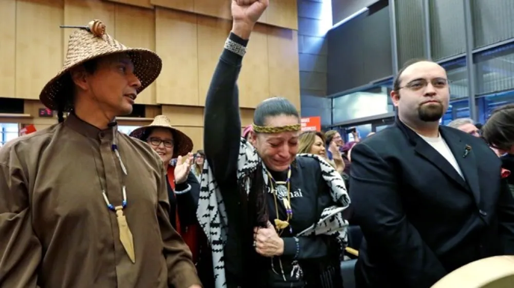 Indijanci v tožbah opozarjajo na pogodbe z ameri&scaron;ko vlado iz leta 1851 in 1888, po katerih mora Washington pri odločitvah, ki zadevajo pleme, upo&scaron;tevati dobrobit tega plemena AP