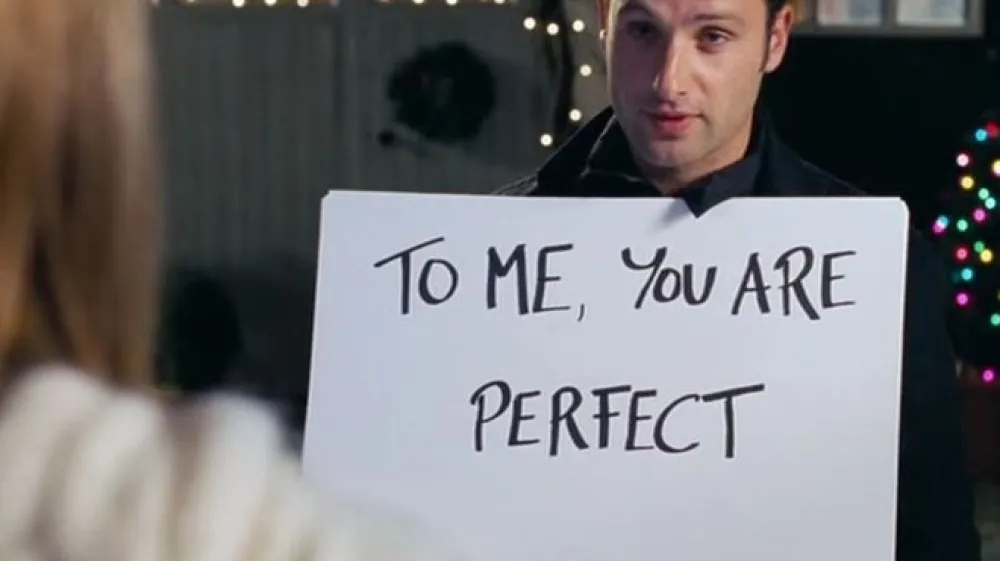 Ena najbolj romantičnih (in žalostnih) scen iz filma Pravzaprav ljubezen. (Foto: youtube)