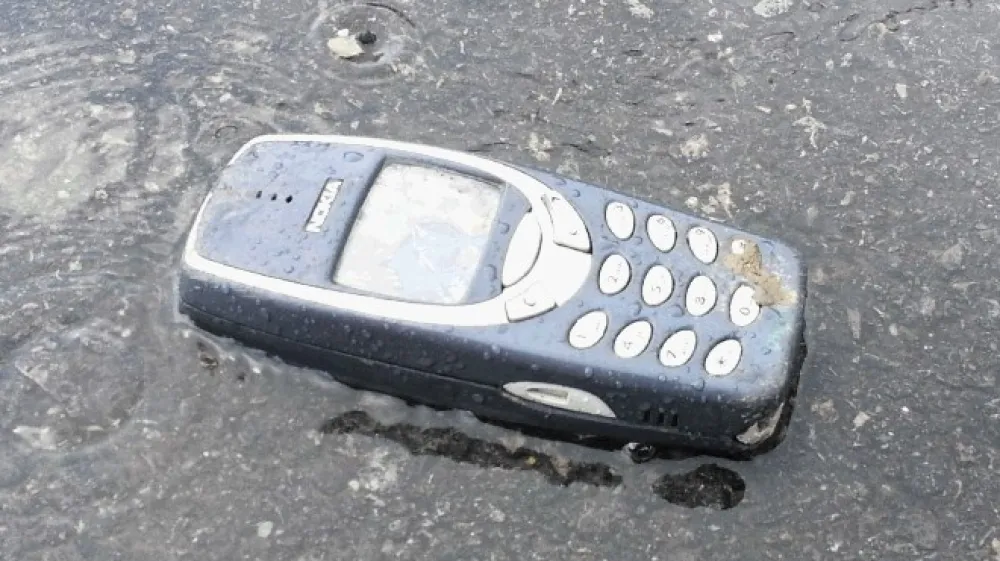 Nokia 3310 je pri domačih &raquo;testih vzdržljivosti&laquo; morala prena&scaron;ati marsikaj, od udarcev  z macolo, ležanja v luži in strelov do trkov z vlakom in drugimi prevoznimi sredstvi.