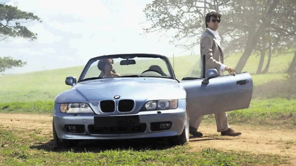 Pierce Brosnan in BMW Z3