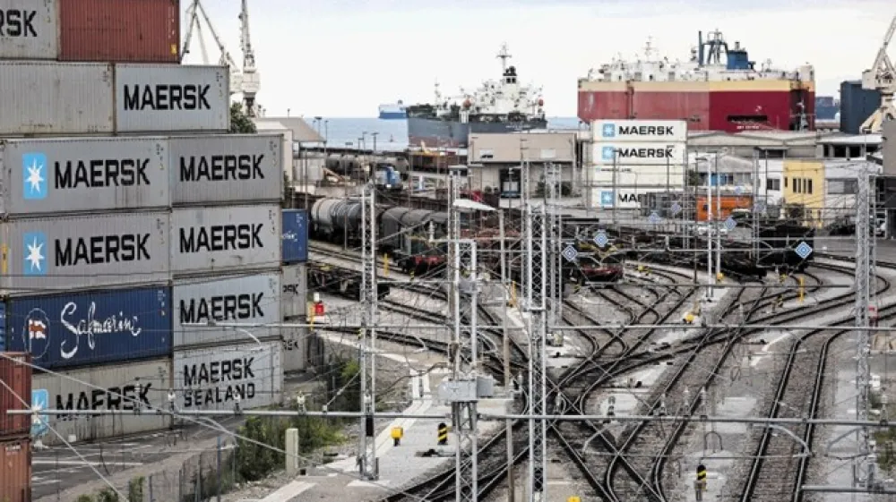 V Luki Koper so pred letom dni skoraj izgubili posel z eno od svojih najpomembnej&scaron;ih strank, družbo Daimler AG iz Stuttgarta. Ta je bila zaradi zamud prisiljena preusmeriti &scaron;tiri vlake s 738 Mercedesovimi avtomobili iz madžarske tovarne Kecskemet v nem&scaron;ki Bremerhaven. Leto dni kasneje vlaki Slovenskih železnic spet zamujajo v Luko Koper, te informacije pa naj bi že dosegle tudi družbo Daimler.
