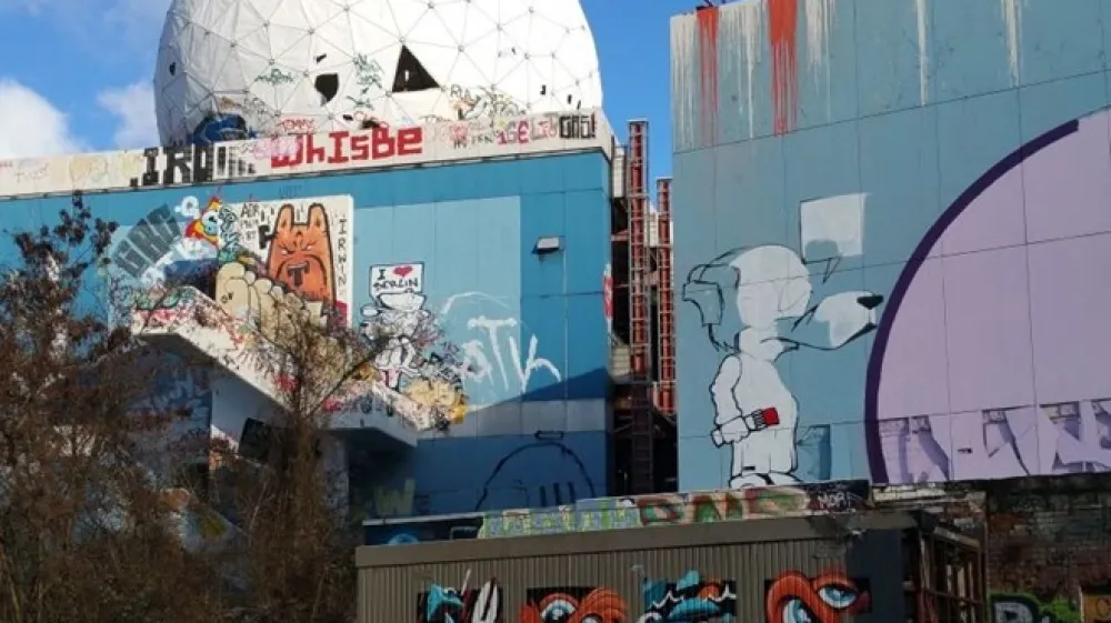 Na območju postaje deluje z več kot 300 razstavljenimi deli največja galerija grafitov v Evropi.