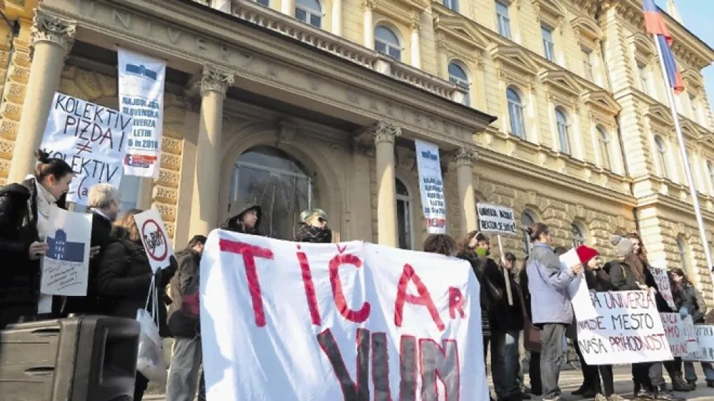 Protestniki so že decembra lani ubesedili svoje nestrinjanje z najbolj razvpitimi potezami rektorja Igorja Tičarja in opozorili na sramotno degradacijo prijaviteljev mobinga rektorjevega tesnega sodelavca Teodorja Lorenčiča.