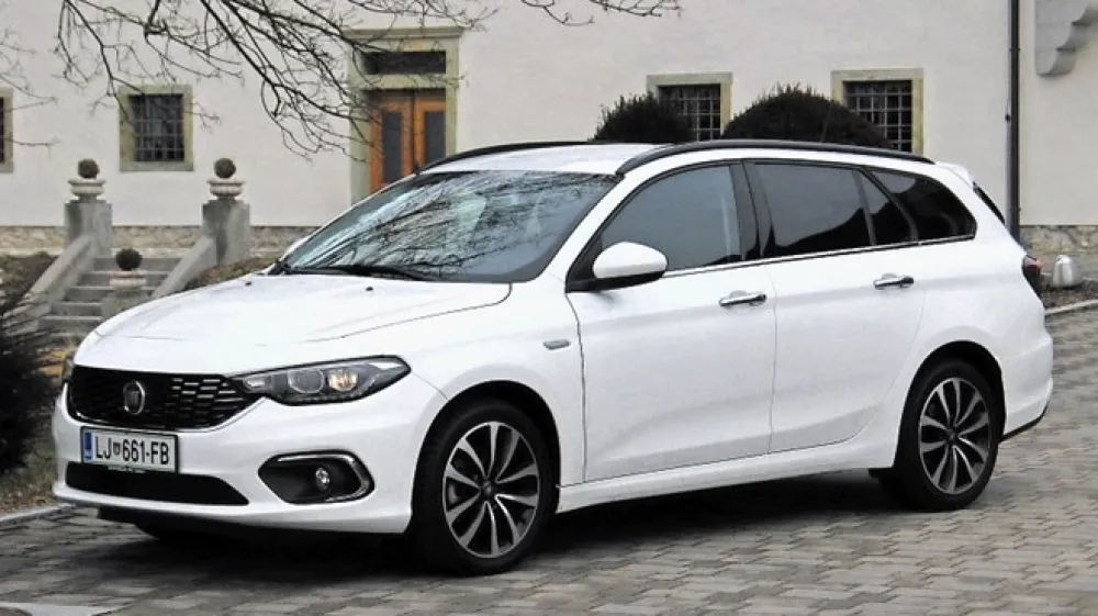 &Scaron;tirivratnemu sta se pridružila 5-vratni in tipo SW (na fotografiji).