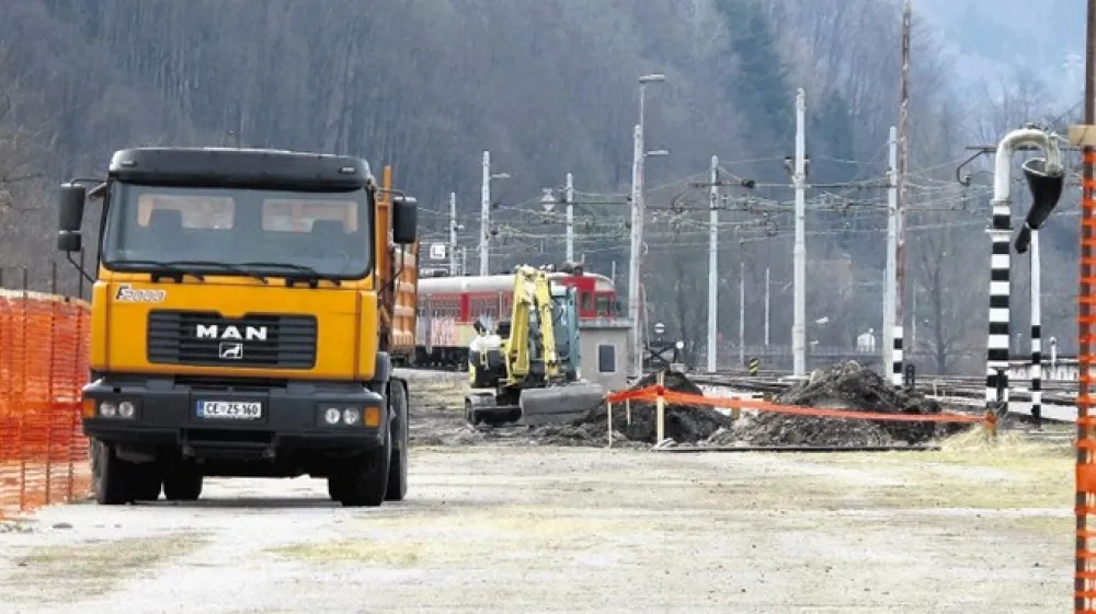 V Celju so kmalu potem, ko so se lotili prenove in nadgradnje železni&scaron;kih tirov, naleteli na onesnaženo zemljino, iz katere se je po mestu &scaron;iril neznosen smrad.