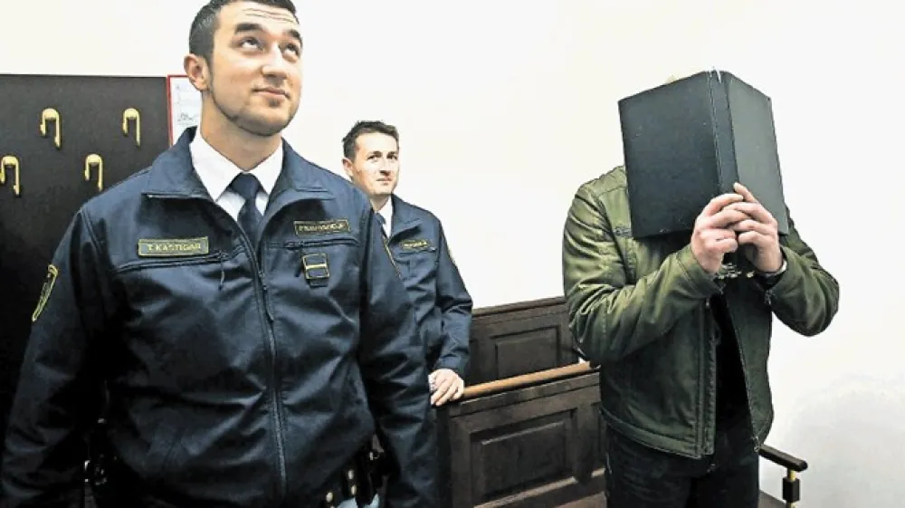 Sedemintridesetletni Damjan Puzavac, ki se pred fotografskimi objektivi vedno skriva, se v zaporu posveča &scaron;tudiju prava. Kot je povedal, mu do diplome manjka le &scaron;e en izpit. Če mu bodo dovolili, bi se v diplomski nalogi želel globlje posvetiti  kaznivemu dejanju zlorabe prostitucije.