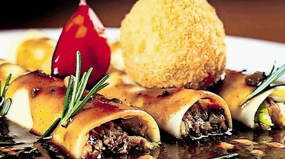 Nevsakdanji kaneloni z račjim konfitom, kandirano hru&scaron;ko ter ocvrtim cmokom, nadevanim z račjimi jetri in tartufi.