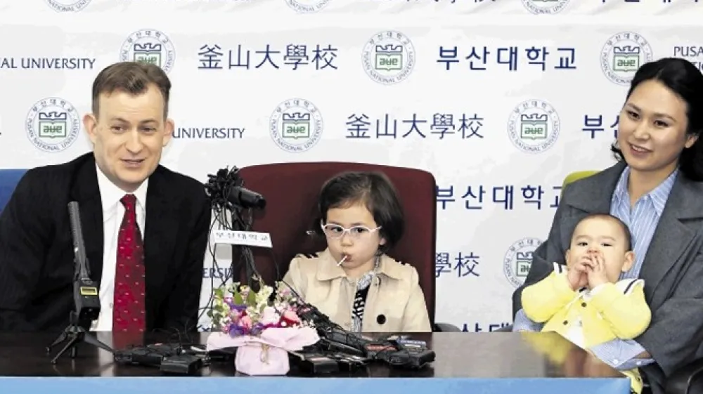 Univerza Pusan, kjer predava Robert E. Kelly, je v sredo organizirala celo tiskovno konferenco, ki so se  je udeležili tudi žena  Jung A Kim in otroka.