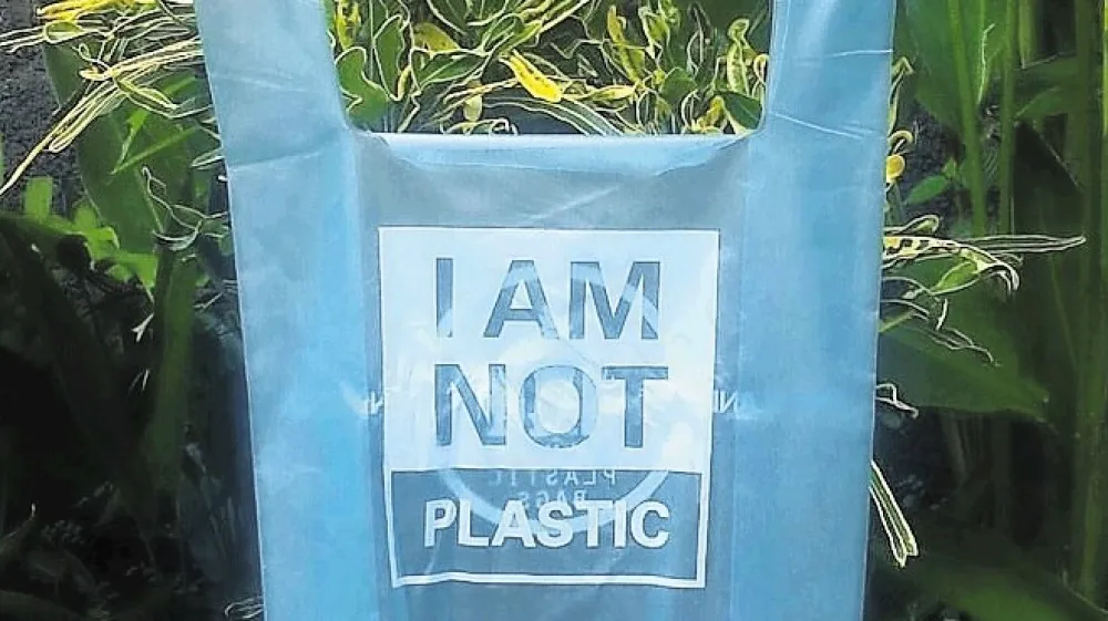 Biorazgradljive vrečke se, ko gre za videz, od plastičnih ločijo le po napisu, da niso iz plastike.