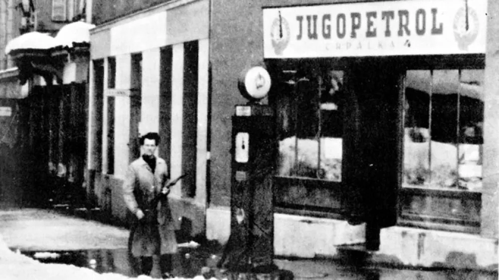 Bencinska črpalka na Gosposvetski cesti v Ljubljani je delovala že pred vojno, po vojni jo je prevzel Jugopetrol.