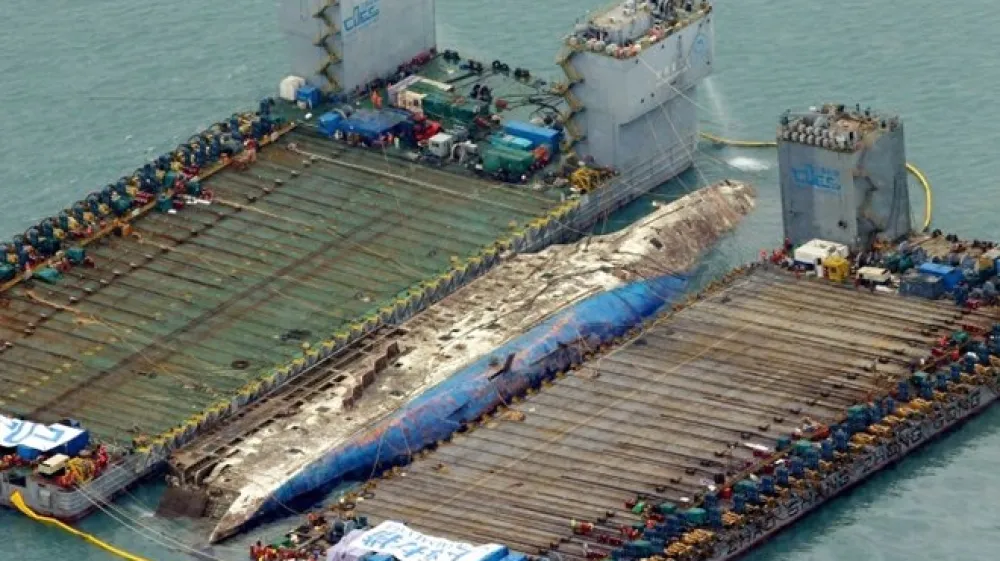 Trajekt Sewol se je potopil 16. aprila 2014 na poti med Incheonom in otokom Jeju. Na ladji je bilo 476 ljudi, med katerimi so bili večinoma dijaki na šolskem izletu. (Foto: Reuters)