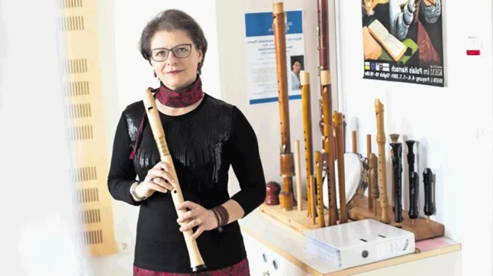 Mateja Bajt, profesorica kljunaste flavte: Zdi se mi, da se izvajalci stare glasbe nasploh ne postavljamo v prvi plan, saj do te glasbe čutimo neko posebno poslanstvo. Trudimo se čim bolj približati avtentičnim izvajalskim praksam, ki jih kljub poglobljenemu &scaron;tudiju seveda lahko le slutimo.