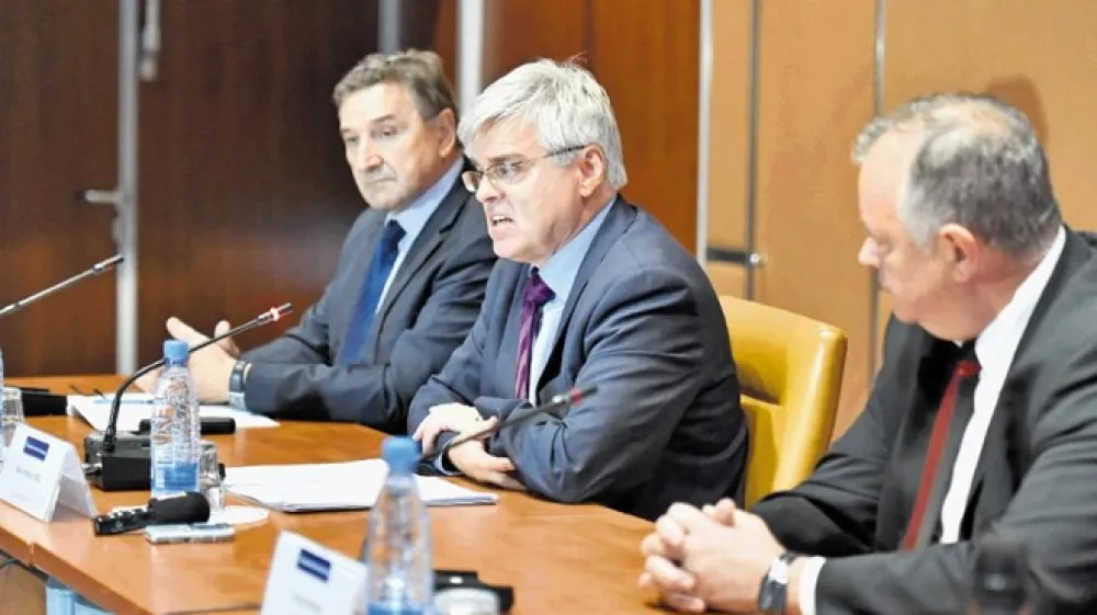 Delodajalske organizacije zahtevajo umik celotnega paketa predlaganih sprememb delovne zakonodaje. Z leve predsednik  OZS Branko Meh, ﻿generalni direktor GZS Samo Hribar Milič in generalni sekretar ZDOPS Igor Antauer.