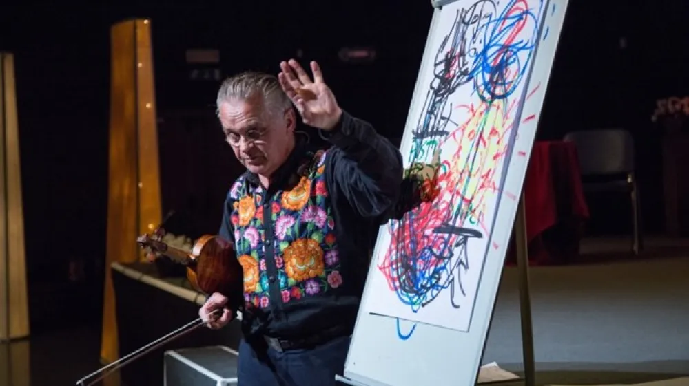 HR je pravzaprav kratica za Human resonance &ndash; sozvočje ljudi, pravi Miha Pogačnik, violinist, inovator, vizionar, inspirator, ambasador slovenske umetnosti, ki je navdu&scaron;il na konferenci Zlata nit.