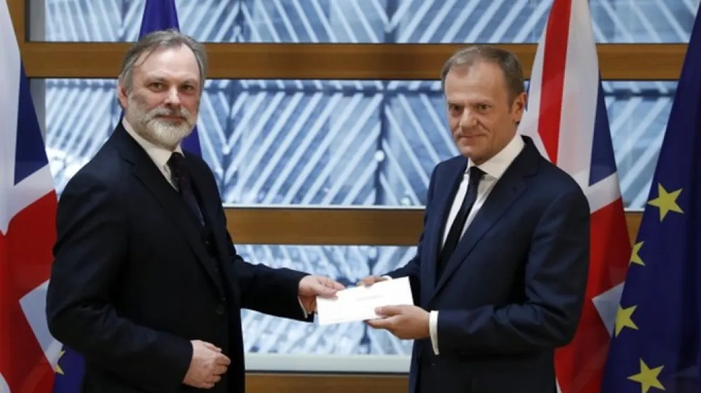 Izročitev pisma predsedniku Evropskega sveta Donaldu Tusku. (Foto: AP)