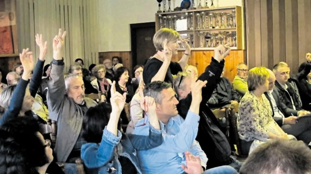 Krajani in člani dru&scaron;tva so z dvigom rok  pokazali, koliko ljudi je  zaradi azbesta umrlo v njihovih družinah.