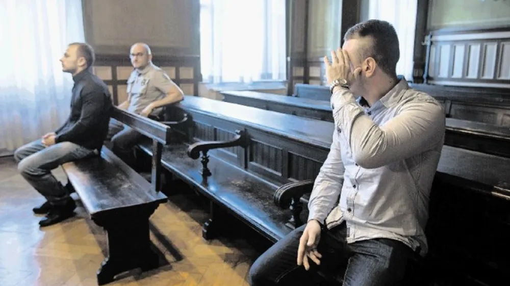 Obtoženemu Jaki Flisu (desno), ki se brani s prostosti, pozornost fotografskih objektivov ne ugaja.